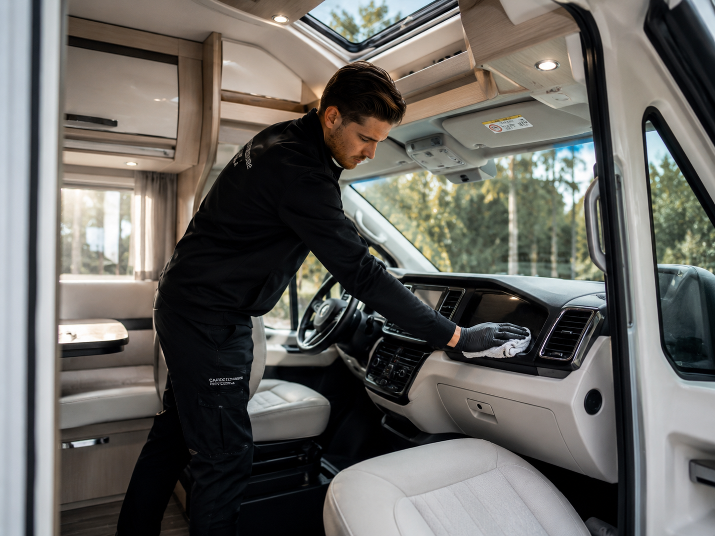 Camper laten poetsen in Helmond